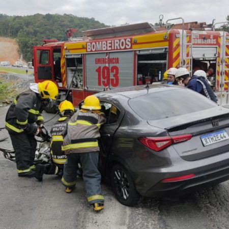 Acidente na BR-470 entre carreta e carros deixa duas pessoas feridas