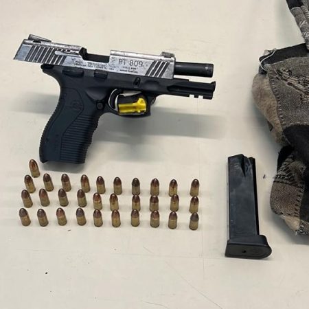 Três pessoas são presas escondendo pistola no bebê conforto em Major Gercino