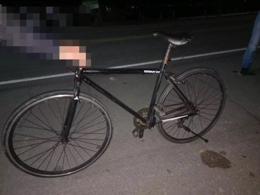 imagem mostra bicicleta tipo fixa preta