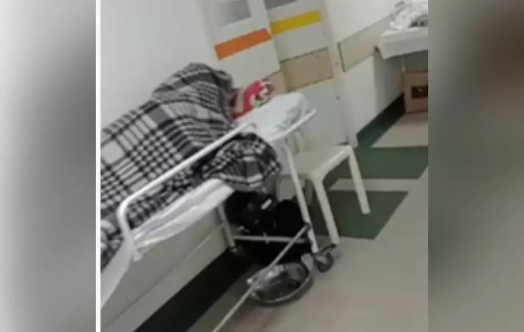 Imagem mostra maca em corredor de hospital