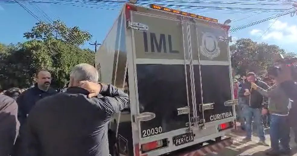 Imagem mostra furgão do iml
