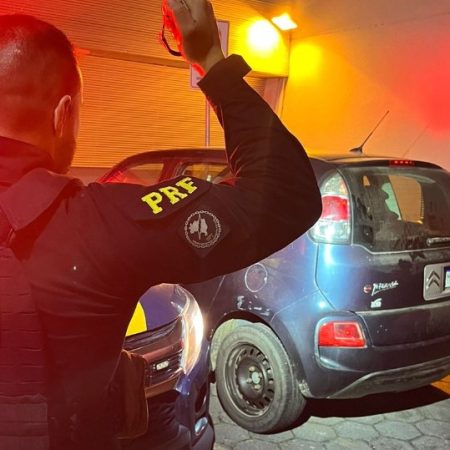 Motocicleta e automóvel com registros de furto são recuperados na BR-101