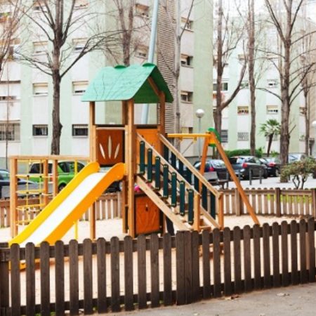 Menina que teve o dedo da mão esquerda amputado em escola de Florianópolis será indenizada