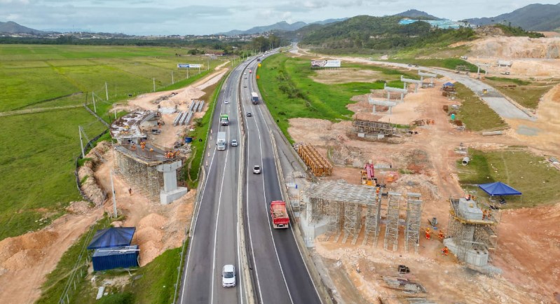 Imagem mostra construção na BR-101 em Biguaçu