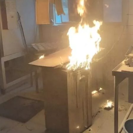 Fritadeira elétrica pega fogo e quase destrói padaria em Palhoça
