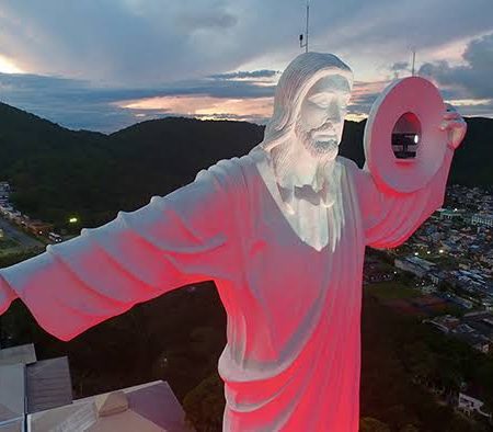 Balneário Camboriú terá Cristo Luz e shopping iluminados de rosa para homenagear a Barbie