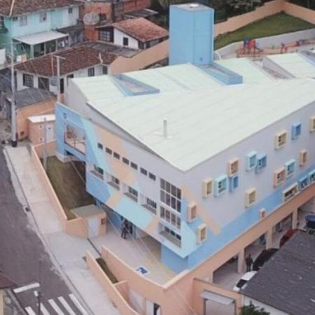 Criança come plástico na merenda escolar e é hospitalizada em Florianópolis