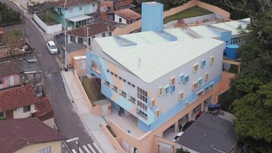 Imagem mostra vista aérea de escola