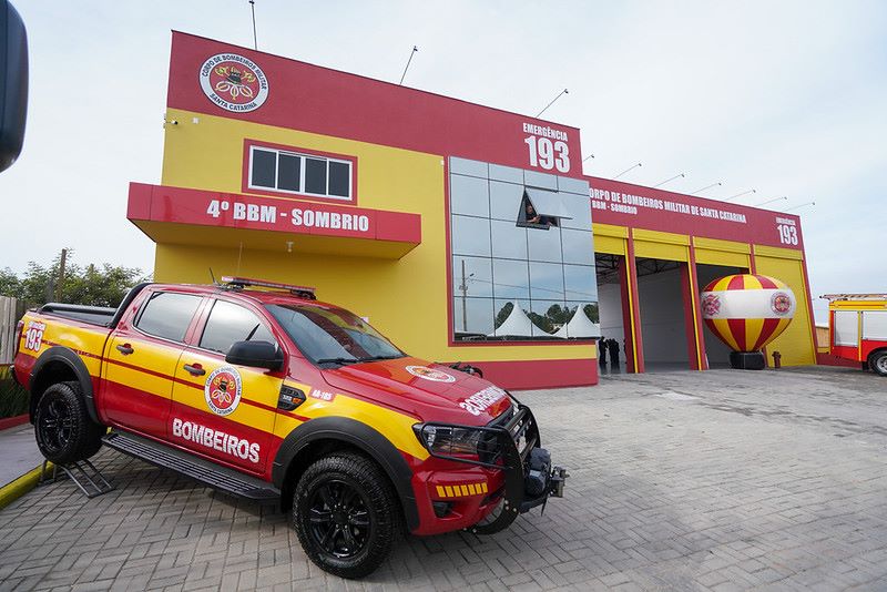Imagem mostra quartel do corpo de bombeiros militar com caminhonete viatura na frente