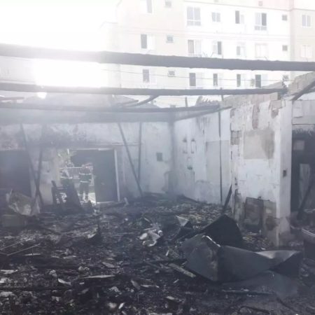 Incêndio atinge edifício e quatro quitinetes são destruídas em Gaspar