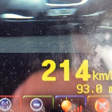 Carrão de luxo é flagrado andando a 214 km/h na BR-101