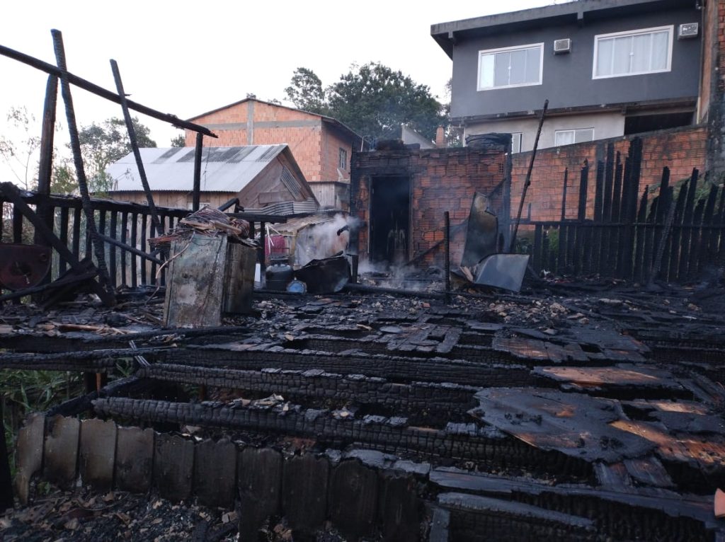 Imagem mostra casa completamente destruída por incêndio