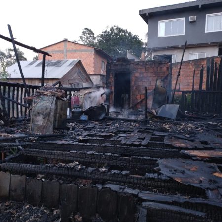 Incêndio destrói casa em Florianópolis em local de difícil acesso