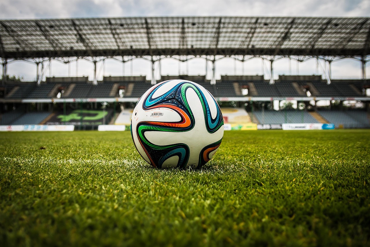 Futebol online futebol ao vivo bola de futebol e um campo de futebol  isométrico tradução de jogos de futebol online