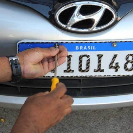 Projeto de senador de SC quer cidades e estados de volta em placas de carro