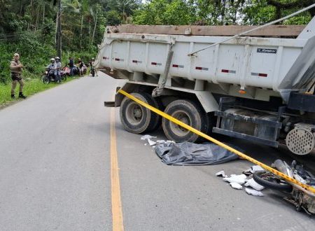 Homem de 24 anos morre em acidente de moto com caminhão em Itapema