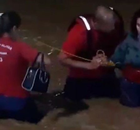 Mulher é resgatada por porta-malas de carro submerso em enchente