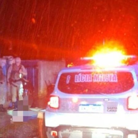 Jovem é assassinado na frente da mãe por invasores encapuzados em SC