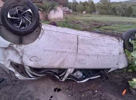 Jovem morre após ser ejetado de carro e criança fica presa em ferragens