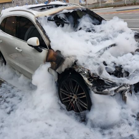 Carro de luxo pega fogo em Balneário Camboriú durante a madrugada