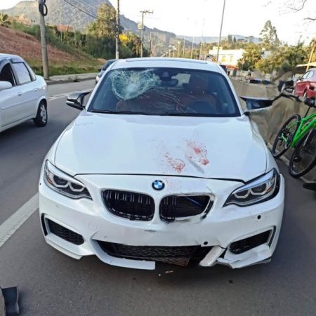Homem morre atropelado após bater moto e cair na pista